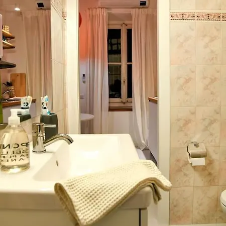דירה Stylish Colorful Apt- Upbeat & Well-connected Area
