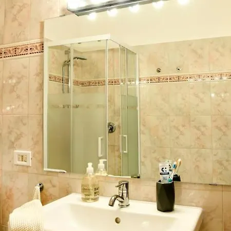 דירה Stylish Colorful Apt- Upbeat & Well-connected Area *