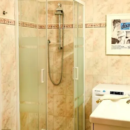 דירה Stylish Colorful Apt- Upbeat & Well-connected Area *