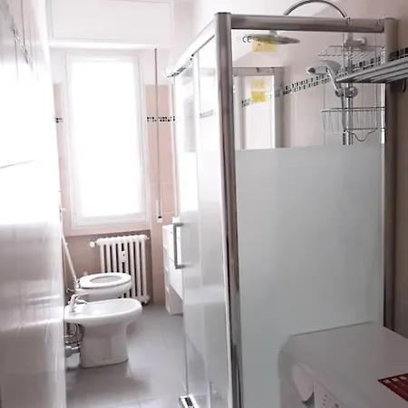 Bright Two-room Overlooking The Park アパート