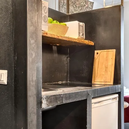 Hostmate - - Sammartini's Cave- *