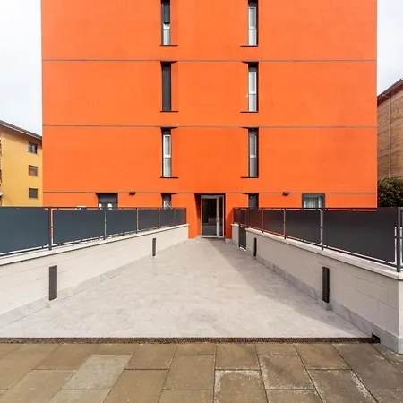 Guesthost - Comfy With Private Parking & Balcony Apartament *