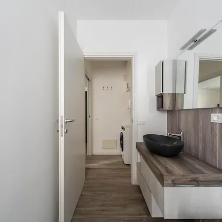 Guesthost - Comfy With Private Parking & Balcony Apartament