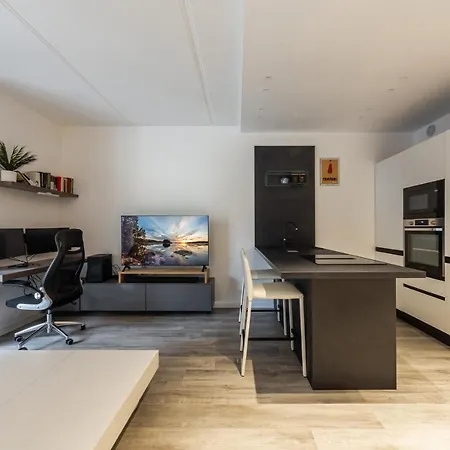 Апартаменты Guesthost - Comfy With Private Parking & Balcony *