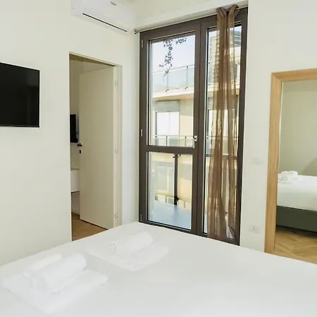 Sky View -porta Nuova- 2 Con Balcone *