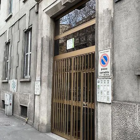 San Siro Metro - Life - Red Diamonds Apartment Milan