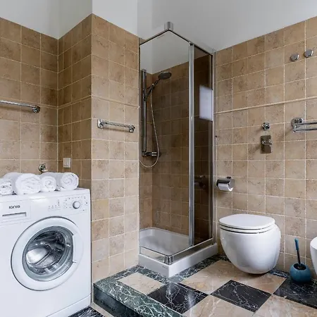 S. Ambrogio Square Apartman *