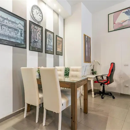 S. Ambrogio Square Apartman *