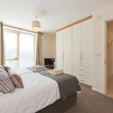 Modern, Comfortable With 4 Bedrooms + Living Appartement
