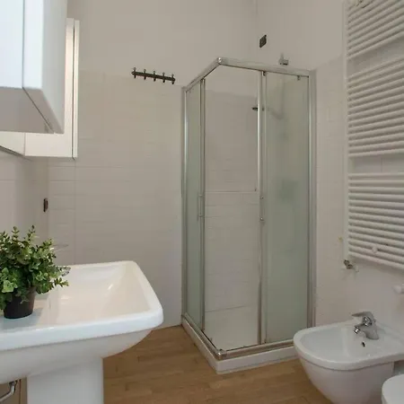 Stazione - Nuovo E Moderno Appartamento. Apartamento Milão