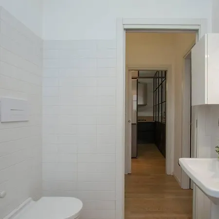 Stazione - Nuovo E Moderno Appartamento. Apartamento Milão
