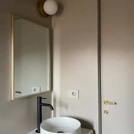 Bilocale Di Design Con Vista In Crocetta Quadronno Апартаменты