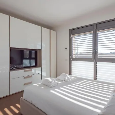Apartment Luxury Near Linate Quintiliano 7 *