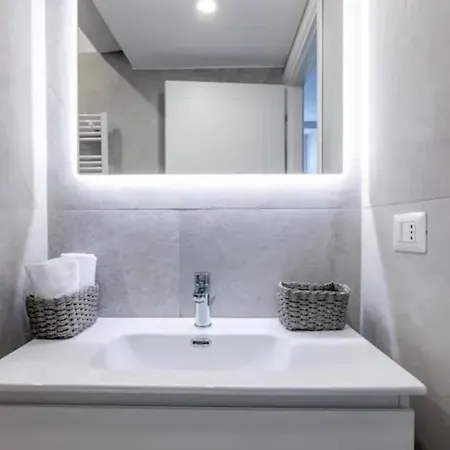 Apartment Arco Della Pace Modern