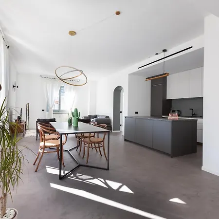 Apartment Sant'ambrogio Bright And Stylish Flat *