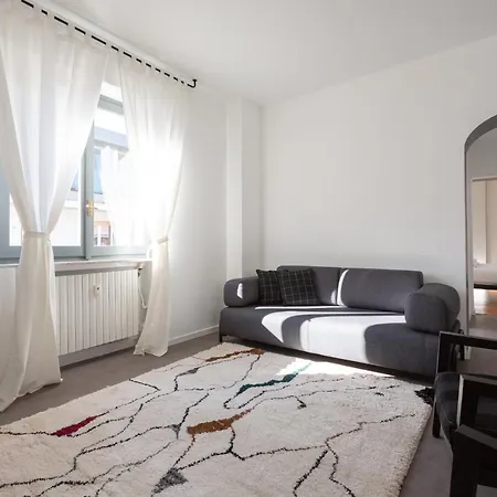 Sant'ambrogio Bright And Stylish Flat *
