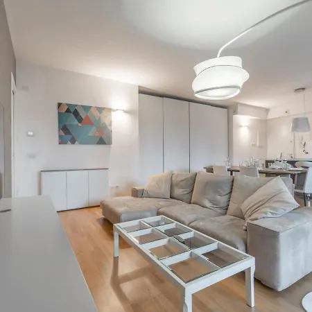 The Rent - Modern Three-bedroom With Terrace In Cenisio District Appartement