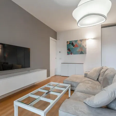The Rent - Modern Three-bedroom With Terrace In Cenisio District Appartement