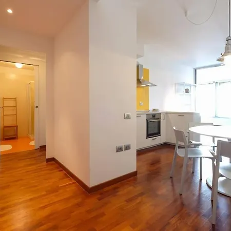 Cozy With Spacious Veranda Apartment *