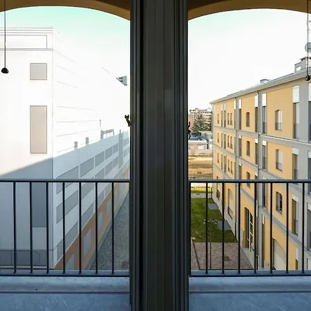 Cozy With Spacious Veranda Apartment *