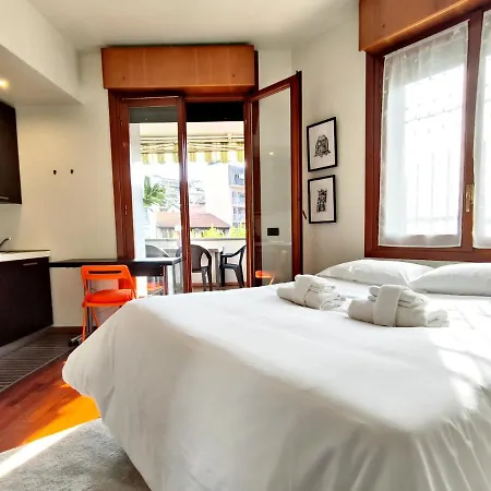 With Exclusive Terrace In Downtown Shopping Area With Ac,wifi,subway M1 M2 And Self Check In Milão