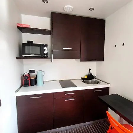 With Exclusive Terrace In Downtown Shopping Area With Ac,wifi,subway M1 M2 And Self Check In *