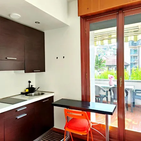 Exclusive And Unobtainable Big Terrace In Downtown With Ac, Wifi, Subway M1 And M2 In Shopping Area Apartamento Milão