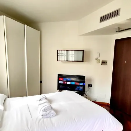 With Exclusive Terrace In Downtown Shopping Area With Ac,wifi,subway M1 M2 And Self Check In *