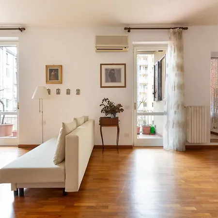 Cozy With Balcony - Porta Romana District Apartment *