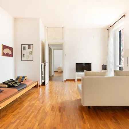 Apartment Cozy With Balcony - Porta Romana District Milan