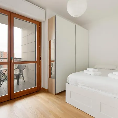 Comfy X3 - With Balcony Отель Милан