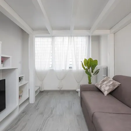 I Host - Neera 22 * Milánó