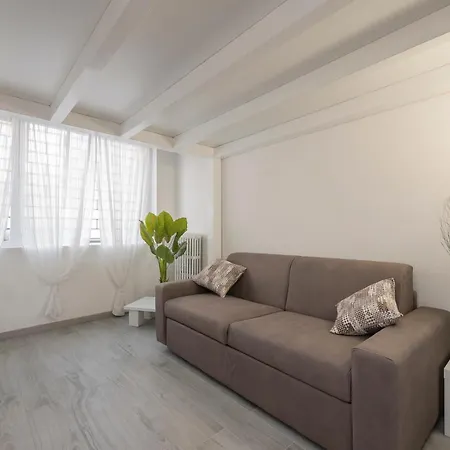 I Host - Neera 22 Milánó