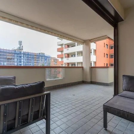 Appartement The Rent - Modern Three-bedroom With Terrace In Cenisio District Milaan