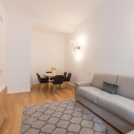 Royal - Centro Cadorna Apartman *