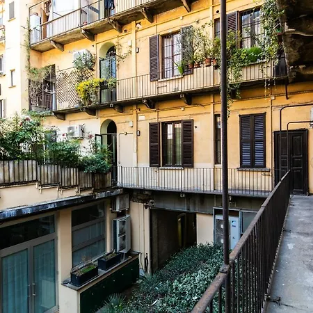 Artstay Exclusive Apt Near Train Metro, Parking