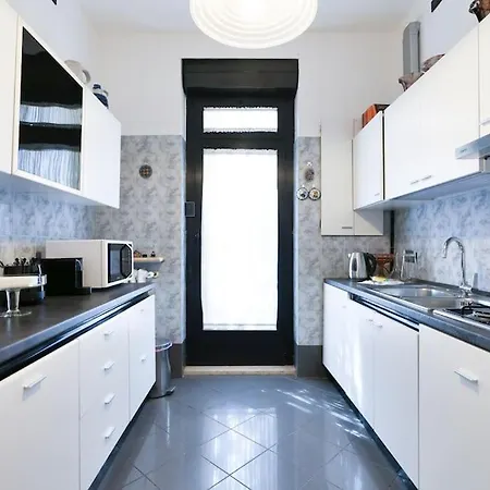 Large And Elegant In Missori Duomo Milano