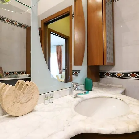 Large And Elegant In Missori Duomo Milano