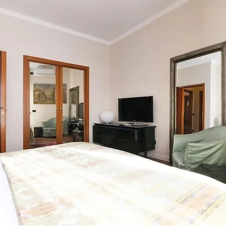 Large And Elegant In Missori Duomo Apartment