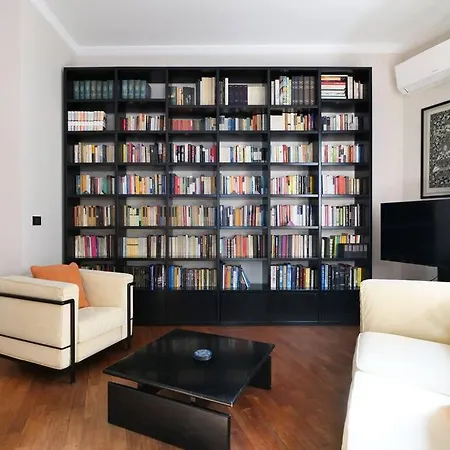 Large And Elegant In Missori Duomo Apartment Milan