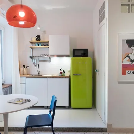 Apartment Xenia - Stylish Colorful Apt- Upbeat & Well-connected Area