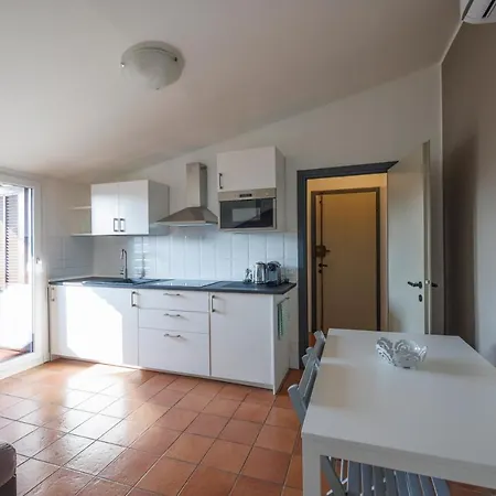 Xenia - Newly Renovated Flat In Fiera Area