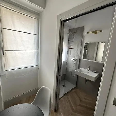 Place - Piazza V Giornate In The Center- Wifi - Netflix Apartment
