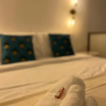 Regina In Porta Romana 2 - Sky Tv, Wifi E Breakfast Box