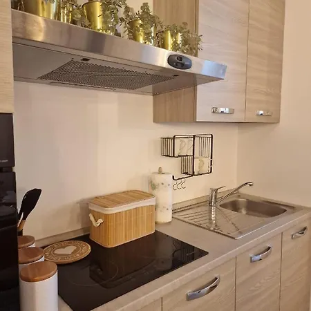 Regina In Porta Romana 2 - Sky Tv, Wifi E Breakfast Box