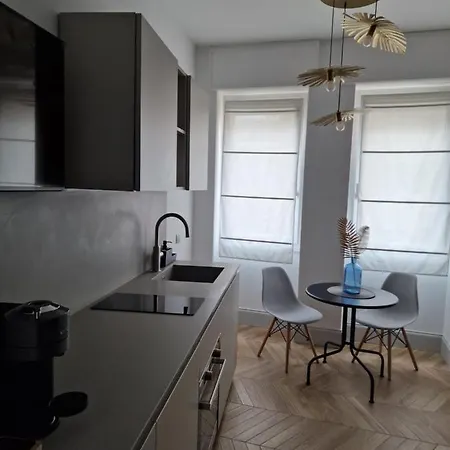 Place - Piazza V Giornate In The Center- Wifi - Netflix Apartment *