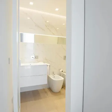 Daire Apartments, Duomo And Navigli, Bright With Balcony - Biancospino Milano