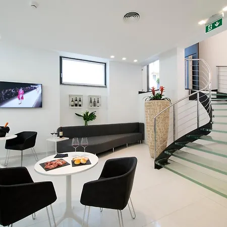 Otel Gatto Bianco Mia