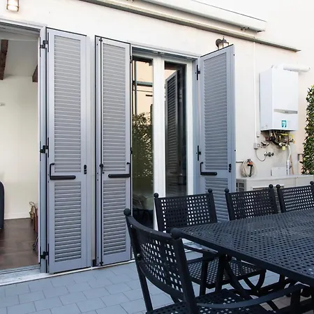 Youhosty - Charming 2-bed Flat With Terrace, Navigli & Duomo Milan