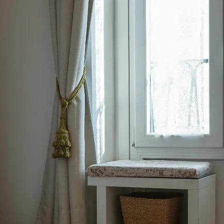 Canal View Historical Apartment Milan